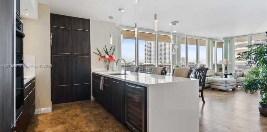 Condo à Hallandale Beach, Floride, 2 chambres  № 2422840