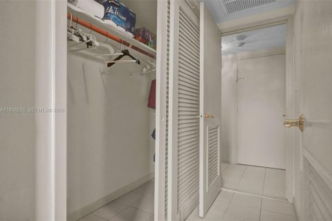 Copropriété à louer à Miami Beach, Floride: 2 chambres, 105.35 m2 № 2053708 - photo 11