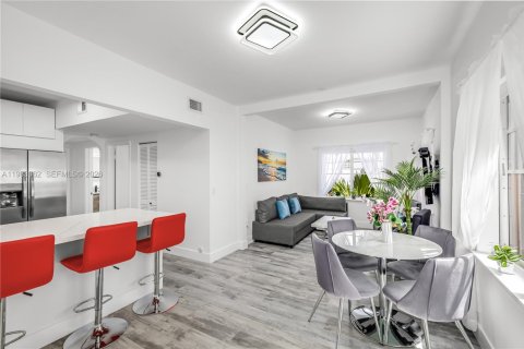 Condominio en Miami Beach, Florida, 1 dormitorio  № 2049951