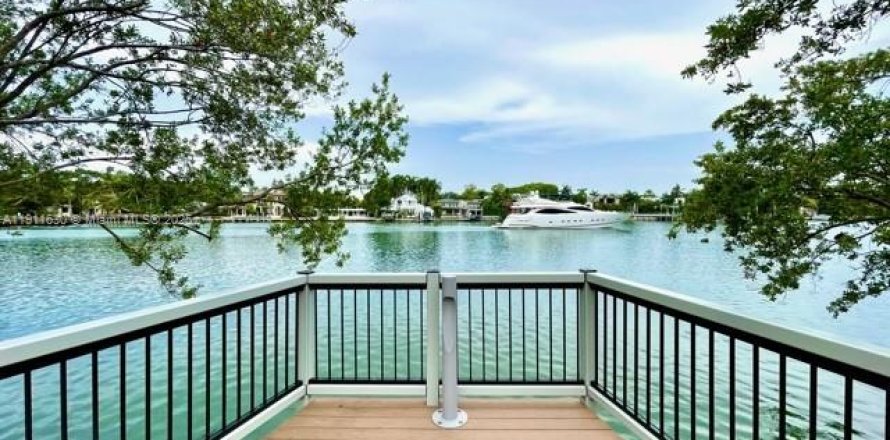 Estudio en el Condominio en Miami Beach, Florida  № 1971255