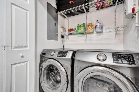 Villa ou maison à vendre à Miami, Floride: 2 chambres, 128.11 m2 № 1967441 - photo 16