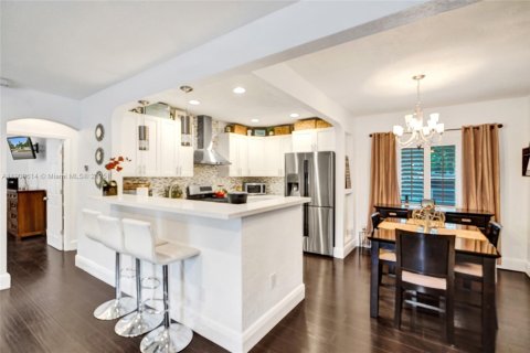 Villa ou maison à vendre à Miami, Floride: 2 chambres, 128.11 m2 № 1967441 - photo 4