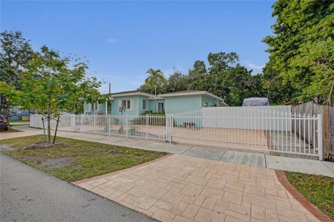 Villa ou maison à vendre à Miami, Floride: 2 chambres, 128.11 m2 № 1967441 - photo 2