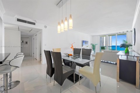 Condo in Sunny Isles Beach, Florida, 2 bedrooms  № 2014020 - photo 7