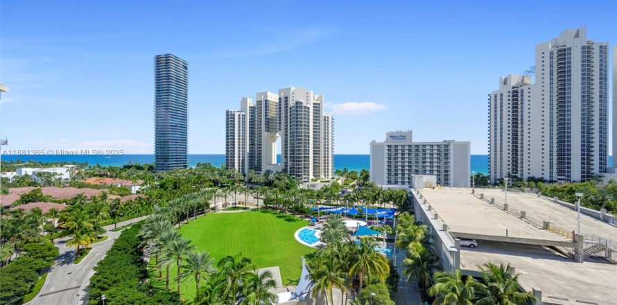 Condo in Sunny Isles Beach, Florida, 2 bedrooms  № 2014020