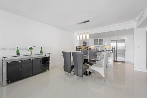 Condo in Sunny Isles Beach, Florida, 2 bedrooms  № 2014020 - photo 6