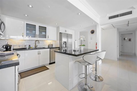 Condo in Sunny Isles Beach, Florida, 2 bedrooms  № 2014020 - photo 9