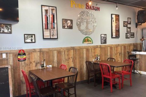 Купить коммерческую недвижимость в Майами, Флорида № 1988216 - фото 2