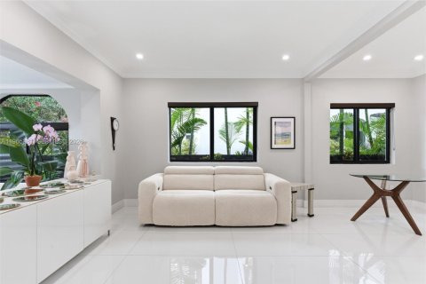 Casa en venta en Miami, Florida, 3 dormitorios, 169.83 m2 № 2029397 - foto 5