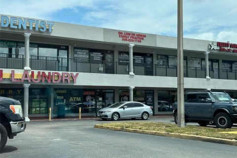 Tienda en alquiler en Sweetwater, Florida № 1136312 - foto 1