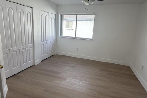 Снять в аренду таунхаус в Майами, Флорида 2 спальни, 101.26м2, № 2033301 - фото 6