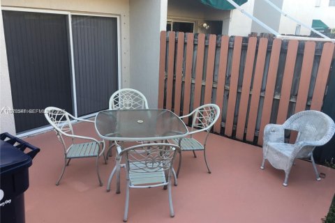 Таунхаус в Майами, Флорида 2 спальни, 101.26м2 № 2033301