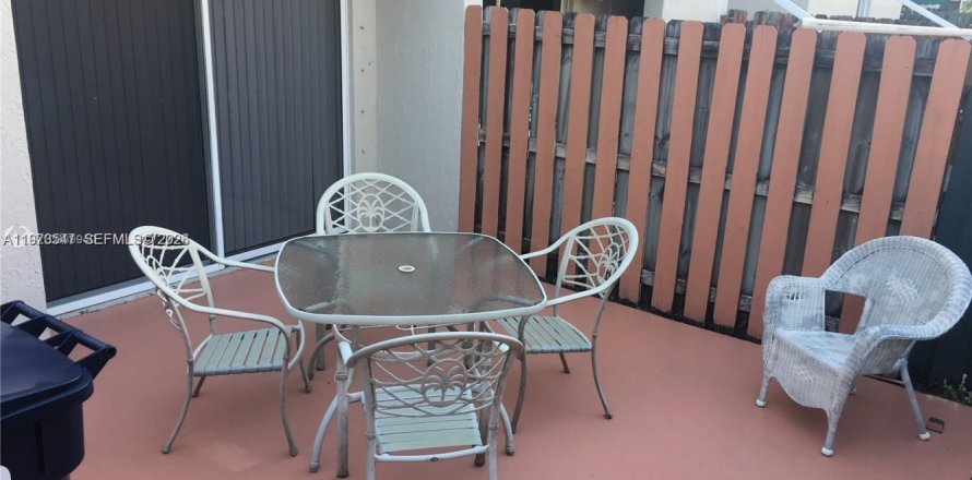 Таунхаус в Майами, Флорида 2 спальни, 101.26м2 № 2033301