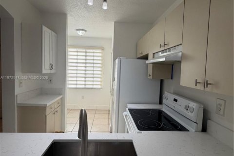 Снять в аренду таунхаус в Майами, Флорида 2 спальни, 101.26м2, № 2033301 - фото 3