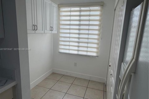 Снять в аренду таунхаус в Майами, Флорида 2 спальни, 101.26м2, № 2033301 - фото 11