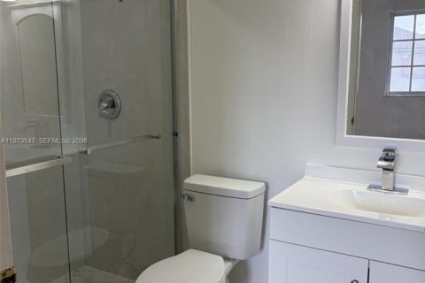 Снять в аренду таунхаус в Майами, Флорида 2 спальни, 101.26м2, № 2033301 - фото 10