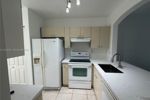 Снять в аренду таунхаус в Майами, Флорида 2 спальни, 101.26м2, № 2033301 - фото 2