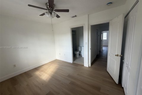 Снять в аренду таунхаус в Майами, Флорида 2 спальни, 101.26м2, № 2033301 - фото 12