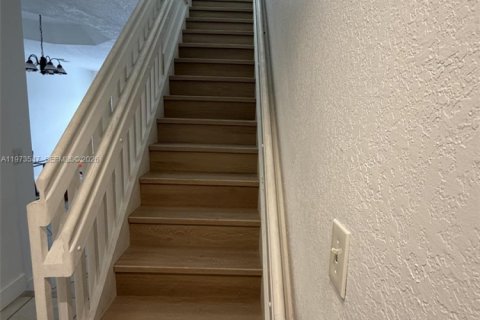 Снять в аренду таунхаус в Майами, Флорида 2 спальни, 101.26м2, № 2033301 - фото 4