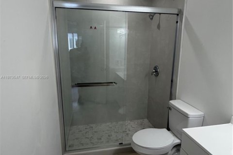 Снять в аренду таунхаус в Майами, Флорида 2 спальни, 101.26м2, № 2033301 - фото 8