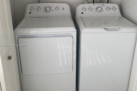 Снять в аренду таунхаус в Майами, Флорида 2 спальни, 101.26м2, № 2033301 - фото 5