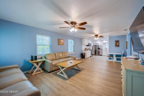 House in Daytona Beach, Florida 4 bedrooms, 172.15 sq.m. № 2121224 - photo 4