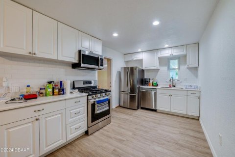 House in Daytona Beach, Florida 4 bedrooms, 172.15 sq.m. № 2121224 - photo 8