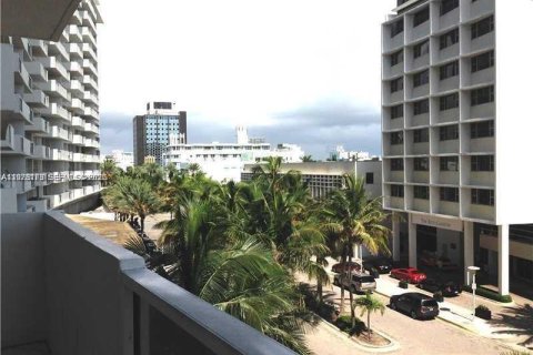 Condo in Miami Beach, Florida, 1 bedroom  № 2042046 - photo 11