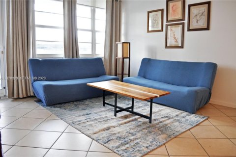 Condo in Miami Beach, Florida, 1 bedroom  № 2042046 - photo 2