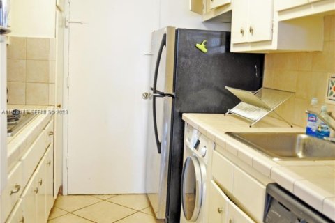 Condo in Miami Beach, Florida, 1 bedroom  № 2042046 - photo 3