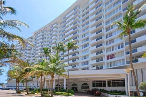 Condo in Miami Beach, Florida, 1 bedroom  № 2042046 - photo 12