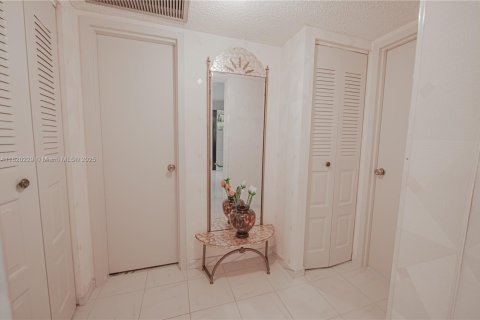Condominio en venta en Sunny Isles Beach, Florida, 2 dormitorios, 138.24 m2 № 1937480 - foto 26