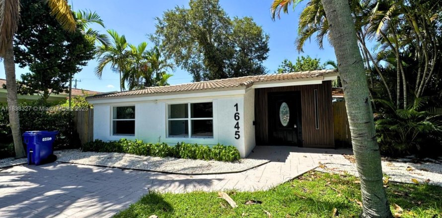 House in North Miami Beach, Florida 4 bedrooms, 151.71 sq.m. № 2012753