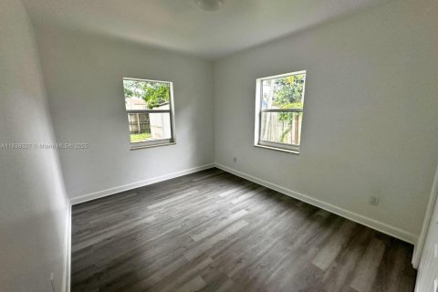 House in North Miami Beach, Florida 4 bedrooms, 151.71 sq.m. № 2012753 - photo 16