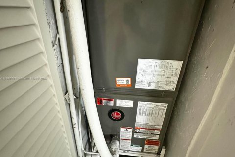 House in North Miami Beach, Florida 4 bedrooms, 151.71 sq.m. № 2012753 - photo 13