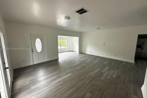 House in North Miami Beach, Florida 4 bedrooms, 151.71 sq.m. № 2012753 - photo 8
