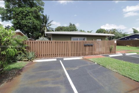 Commercial property in Fort Lauderdale, Florida 196.4 sq.m. № 1983089 - photo 4