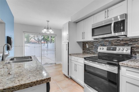 Touwnhouse à vendre à Miami, Floride: 3 chambres, 124.12 m2 № 1969711 - photo 12