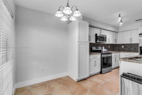 Touwnhouse à vendre à Miami, Floride: 3 chambres, 124.12 m2 № 1969711 - photo 13