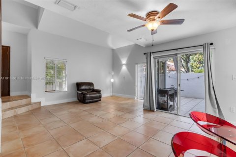 Touwnhouse à vendre à Miami, Floride: 3 chambres, 124.12 m2 № 1969711 - photo 9