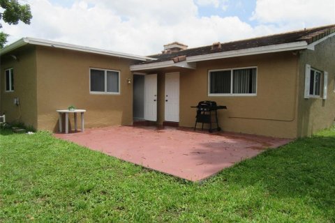 House in Coral Springs, Florida 3 bedrooms, 167.22 sq.m. № 2083798 - photo 4