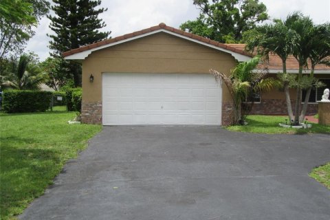 House in Coral Springs, Florida 3 bedrooms, 167.22 sq.m. № 2083798