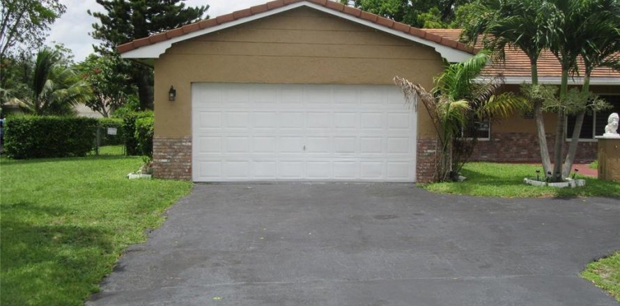 House in Coral Springs, Florida 3 bedrooms, 167.22 sq.m. № 2083798
