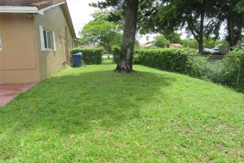 House in Coral Springs, Florida 3 bedrooms, 167.22 sq.m. № 2083798 - photo 3