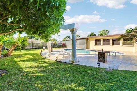 House in Palm Beach Gardens, Florida 4 bedrooms, 225.85 sq.m. № 2180893 - photo 3