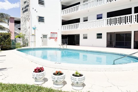Condominio en venta en Hallandale Beach, Florida, 1 dormitorio, 52.4 m2 № 1868806 - foto 1