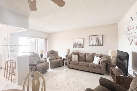 Condominio en venta en Hallandale Beach, Florida, 1 dormitorio, 52.4 m2 № 1868806 - foto 2
