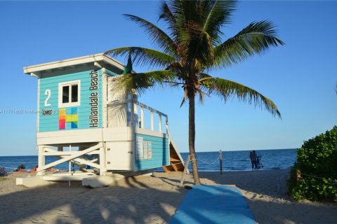 Condominio en venta en Hallandale Beach, Florida, 1 dormitorio, 52.4 m2 № 1868806 - foto 16