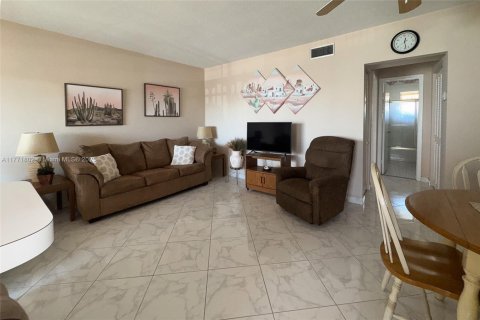 Condominio en venta en Hallandale Beach, Florida, 1 dormitorio, 52.4 m2 № 1868806 - foto 4