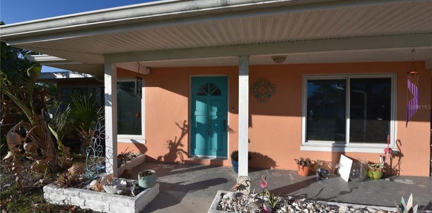 House in Dunedin, Florida 2 bedrooms, 105.26 sq.m. № 1448078